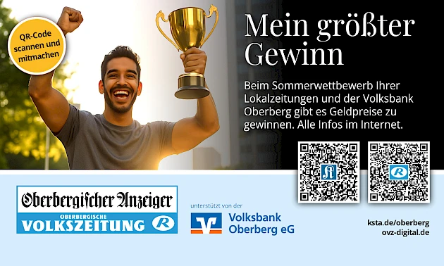 Ein jubelnder Mann streckt einen Pokal in die Höhe.