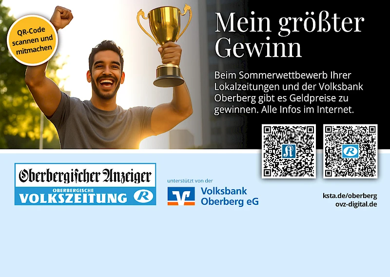 Ein jubelnder Mann streckt einen Pokal in die Höhe.