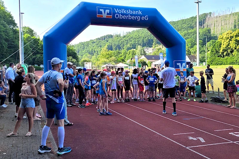 Viele Kinder vor dem Start eines Laufs beim beim Volksbank Oberberg Kids „run and fun“-Tag.