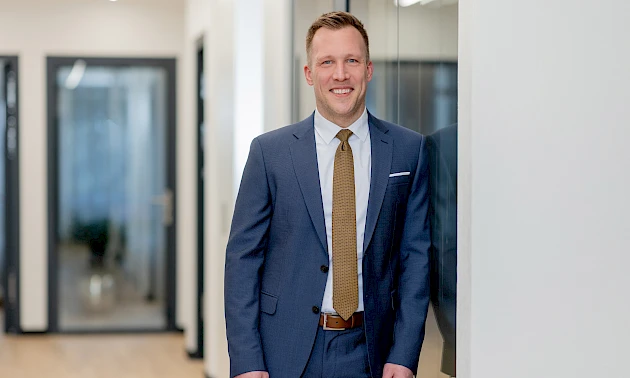 Der stellvertretende Vorstandsvorsitzende der Volksbank Oberberg, Andreas Neumann, lächelt freundlich.