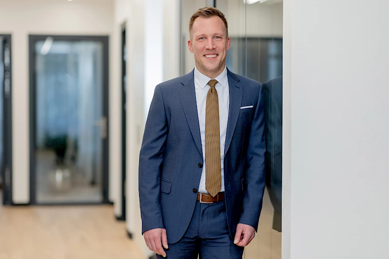 Der stellvertretende Vorstandsvorsitzende der Volksbank Oberberg, Andreas Neumann, lächelt freundlich.