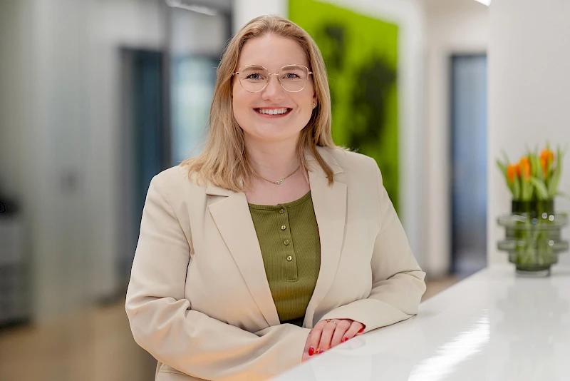 Lisa Gohl, Nachhaltigkeitsmanagerin der Volksbank Oberberg, blickt in die Kamera.