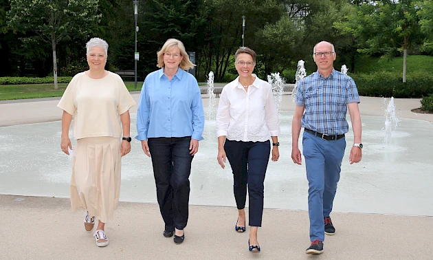 Vier der sechs Jubilare der Volksbank Oberberg, die im August 2025 auf 40 Jahre Betriebszugehörigkeit zurückblicken: Astrid Kühnholz, Anke Weise, Silvia Heilmann und Guido Küsters.