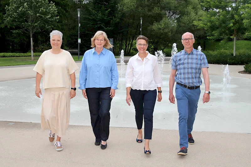 Vier der sechs Jubilare der Volksbank Oberberg, die im August 2025 auf 40 Jahre Betriebszugehörigkeit zurückblicken: Astrid Kühnholz, Anke Weise, Silvia Heilmann und Guido Küsters.