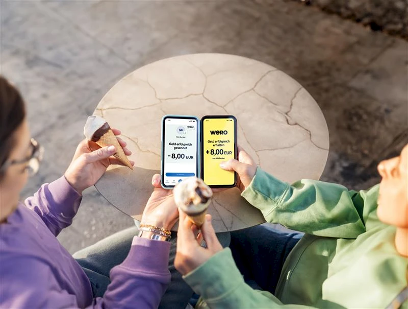 Zwei Personen tauschen per Smartphone 8 Euro über Wero, Hinweis auf Wero-PRO.