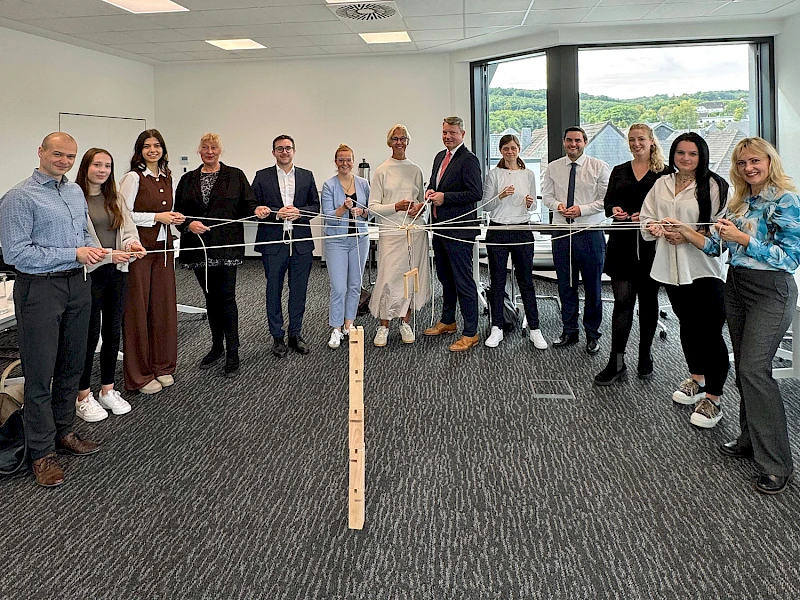 Gruppenbild der Teilnehmer des Neueinsteiger-Workshops der Volksbank Oberberg.