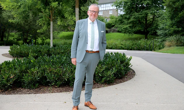 Achim Krumm, Niederlassungsleiter der Volksbank Oberberg in Waldbröl, lächelt in die Kamera.