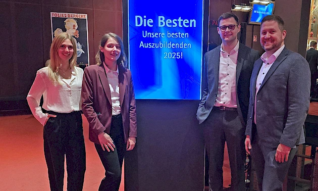 Vier Personen der Volksbank Oberberg - Sarina Scherbaum, Liana Küpper, Michael Janzen und Mirko Müller – stehen im Musical Dome Köln und lächeln in die Kamera.
