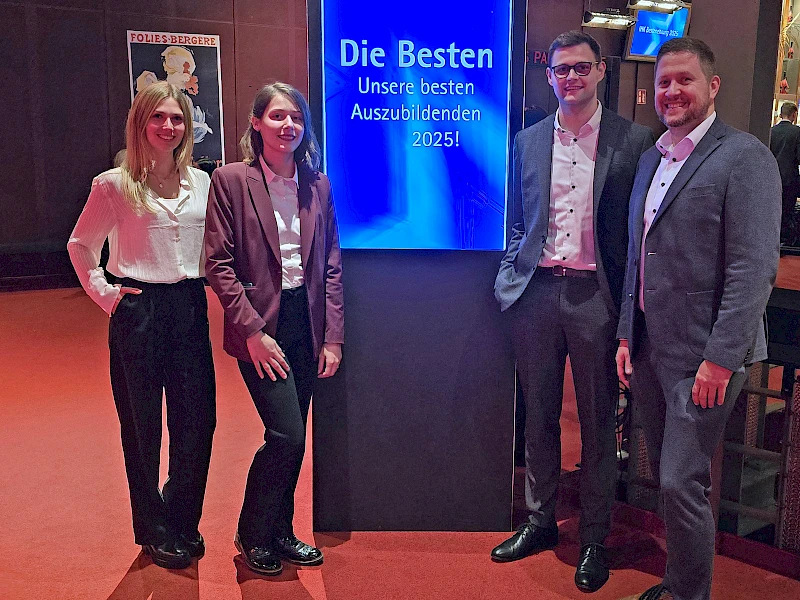 Vier Personen der Volksbank Oberberg - Sarina Scherbaum, Liana Küpper, Michael Janzen und Mirko Müller – stehen im Musical Dome Köln und lächeln in die Kamera.