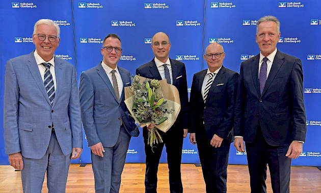 Fünf Herren stehen vor einer blauen Wand mit dem Logo der Volksbank Oberberg: Dr. Udo Meyer, Andreas Neumann, Marc Gottschlich, Jörn Richling und Ingo Stockhausen.