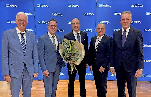 Fünf Herren stehen vor einer blauen Wand mit dem Logo der Volksbank Oberberg: Dr. Udo Meyer, Andreas Neumann, Marc Gottschlich, Jörn Richling und Ingo Stockhausen.