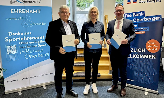 KSB-Vorsitzender Hagen Jobi, KSB-Geschäftsführerin Anja Lepperhoff und der stellvertretende Vorstandsvorsitzende Andreas Neumann stehen nebeneinander und lächeln freundlich.