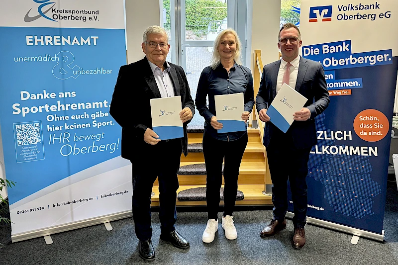 KSB-Vorsitzender Hagen Jobi, KSB-Geschäftsführerin Anja Lepperhoff und der stellvertretende Vorstandsvorsitzende Andreas Neumann stehen nebeneinander und lächeln freundlich.