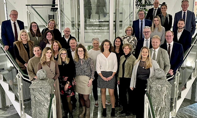 Gruppenfoto der anwesenden Jubilare im Treppenhaus der Hauptgeschäftsstelle.