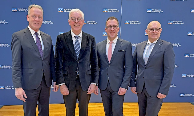 Vier Personen, drei Vorstände und der Aufsichtsratsvorsitzende der Volksbank Oberberg, stehen nebeneinander und präsentieren die Geschäftszahlen 2025: Ingo Stockhausen, Dr. Udo Meyer, Andreas Neumann und Jörn Richling.