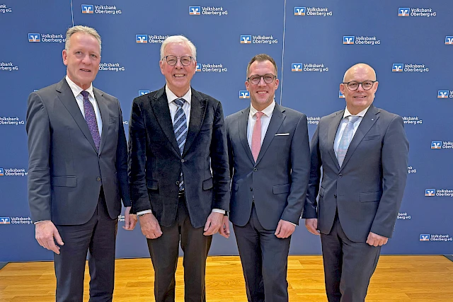 Vier Personen, drei Vorstände und der Aufsichtsratsvorsitzende der Volksbank Oberberg, stehen nebeneinander und präsentieren die Geschäftszahlen 2025: Ingo Stockhausen, Dr. Udo Meyer, Andreas Neumann und Jörn Richling.