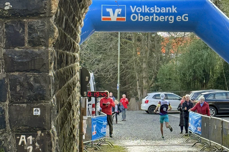 Maciek Miereczko im Zieleinlauf des 5-Kilometer-Laufs bei Meerhardt Extreme 2026 in Dieringhausen.