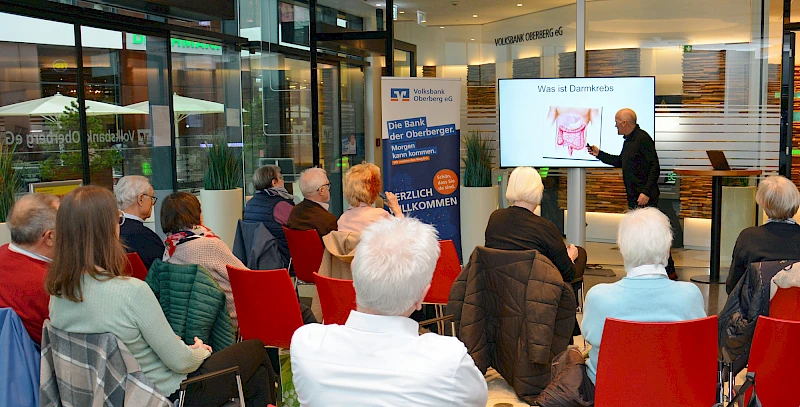 Publikum verfolgt einen Vortrag zum Thema Darmgesundheit bei einer Informationsveranstaltung im Forum Gummersbach der Volksbank Oberberg.