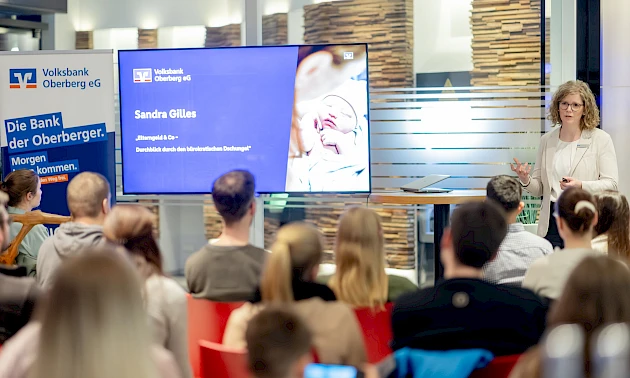Sandra Gilles hält in der Volksbank-Geschäftsstelle im Forum Gummersbach einen Vortrag zu Elterngeld und finanziellen Themen vor werdenden Eltern.