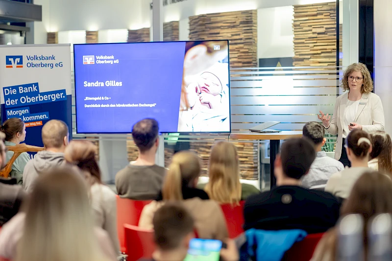 Sandra Gilles hält in der Volksbank-Geschäftsstelle im Forum Gummersbach einen Vortrag zu Elterngeld und finanziellen Themen vor werdenden Eltern.