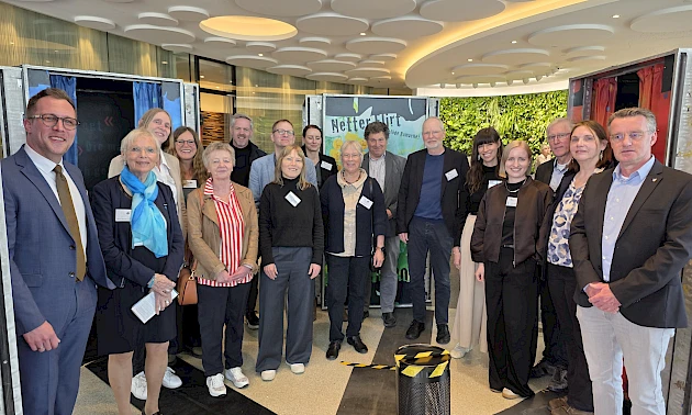 Mehrere Vertreterinnen und Vertreter von Beratungsstellen, Politik und Volksbank Oberberg stehen im Foyer der Volksbank Oberberg und eröffnen die Ausstellung „Echt krass!“ zum Thema Prävention sexualisierter Gewalt.