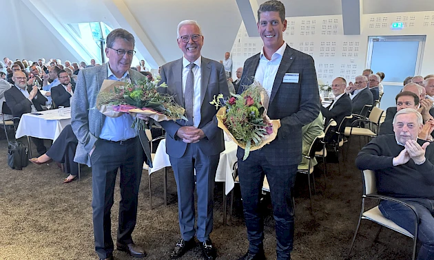 Norbert Schmitt, Dr. Udo Meyer und Thorsten Derichsweiler bei der Vertreterversammlung der Volksbank Oberberg. Schmitt wurde verabschiedet, Derichsweiler neu in den Aufsichtsrat gewählt.