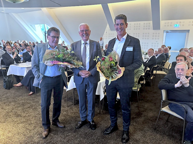 Norbert Schmitt, Dr. Udo Meyer und Thorsten Derichsweiler bei der Vertreterversammlung der Volksbank Oberberg. Schmitt wurde verabschiedet, Derichsweiler neu in den Aufsichtsrat gewählt.