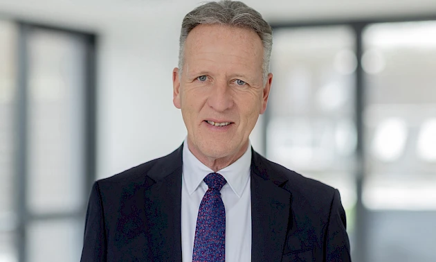 Ingo Stockhausen blickt in die Kamera. Der langjährige Vorstandsvorsitzende der Volksbank Oberberg spricht im Interview über seinen Abschied nach 45 Jahren im Unternehmen.