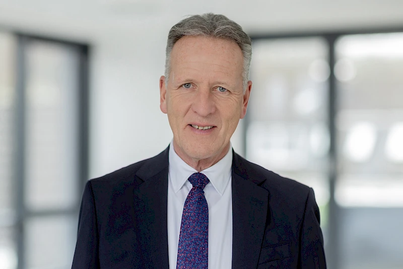 Ingo Stockhausen blickt in die Kamera. Der langjährige Vorstandsvorsitzende der Volksbank Oberberg spricht im Interview über seinen Abschied nach 45 Jahren im Unternehmen.