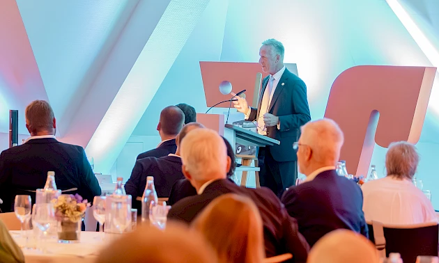 Ingo Stockhausen spricht bei seiner Verabschiedungsfeier am Rednerpult im Forum Wiehl vor den rund 120 Gästen und bedankt sich für die langjährige Zusammenarbeit.