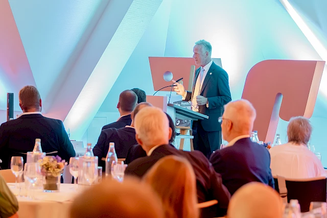 Ingo Stockhausen spricht bei seiner Verabschiedungsfeier am Rednerpult im Forum Wiehl vor den rund 120 Gästen und bedankt sich für die langjährige Zusammenarbeit.