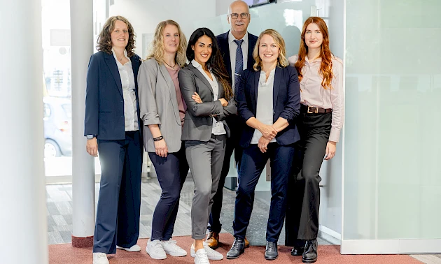 Gruppenaufnahme von sechs Mitarbeitenden der Volksbank in den Räumlichkeiten der Geschäftsstelle Bielstein anlässlich des 125-jährigen Jubiläums des Standorts.