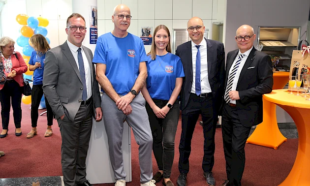 Die Vorst&auml;nde Andreas Neumann, Marc Gottschlich und J&ouml;rn Richling stehen mit dem bisherigen Gesch&auml;ftsstellenleiter Harry Fa&szlig;bender und seiner Nachfolgerin Ann-Kathrin Miebach in der Gesch&auml;ftsstelle Bielstein.