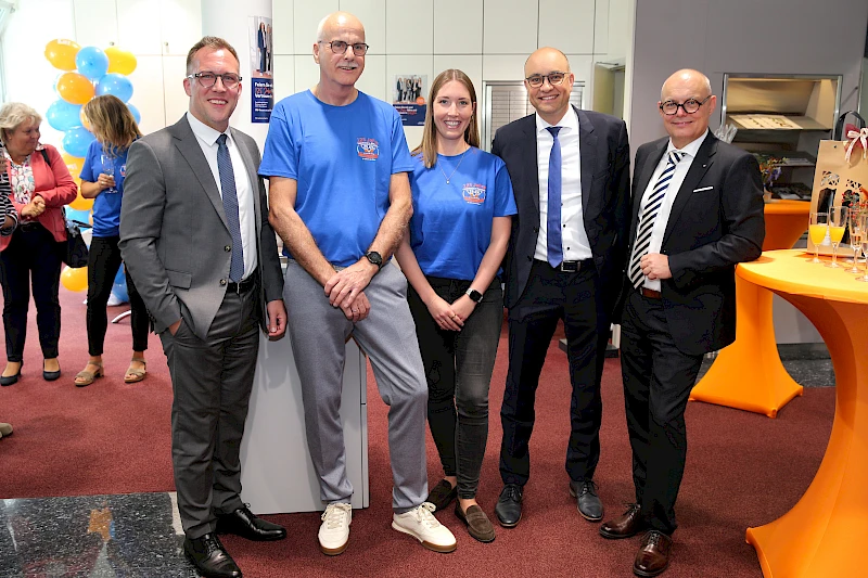 Die Vorst&auml;nde Andreas Neumann, Marc Gottschlich und J&ouml;rn Richling stehen mit dem bisherigen Gesch&auml;ftsstellenleiter Harry Fa&szlig;bender und seiner Nachfolgerin Ann-Kathrin Miebach in der Gesch&auml;ftsstelle Bielstein.