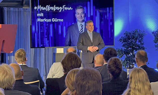 Markus Gürne spricht vor dem Publikum beim ersten #MeinOberbergForum der Volksbank Oberberg in Wiehl.