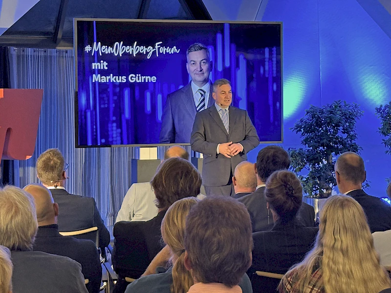 Markus Gürne spricht vor dem Publikum beim ersten #MeinOberbergForum der Volksbank Oberberg in Wiehl.