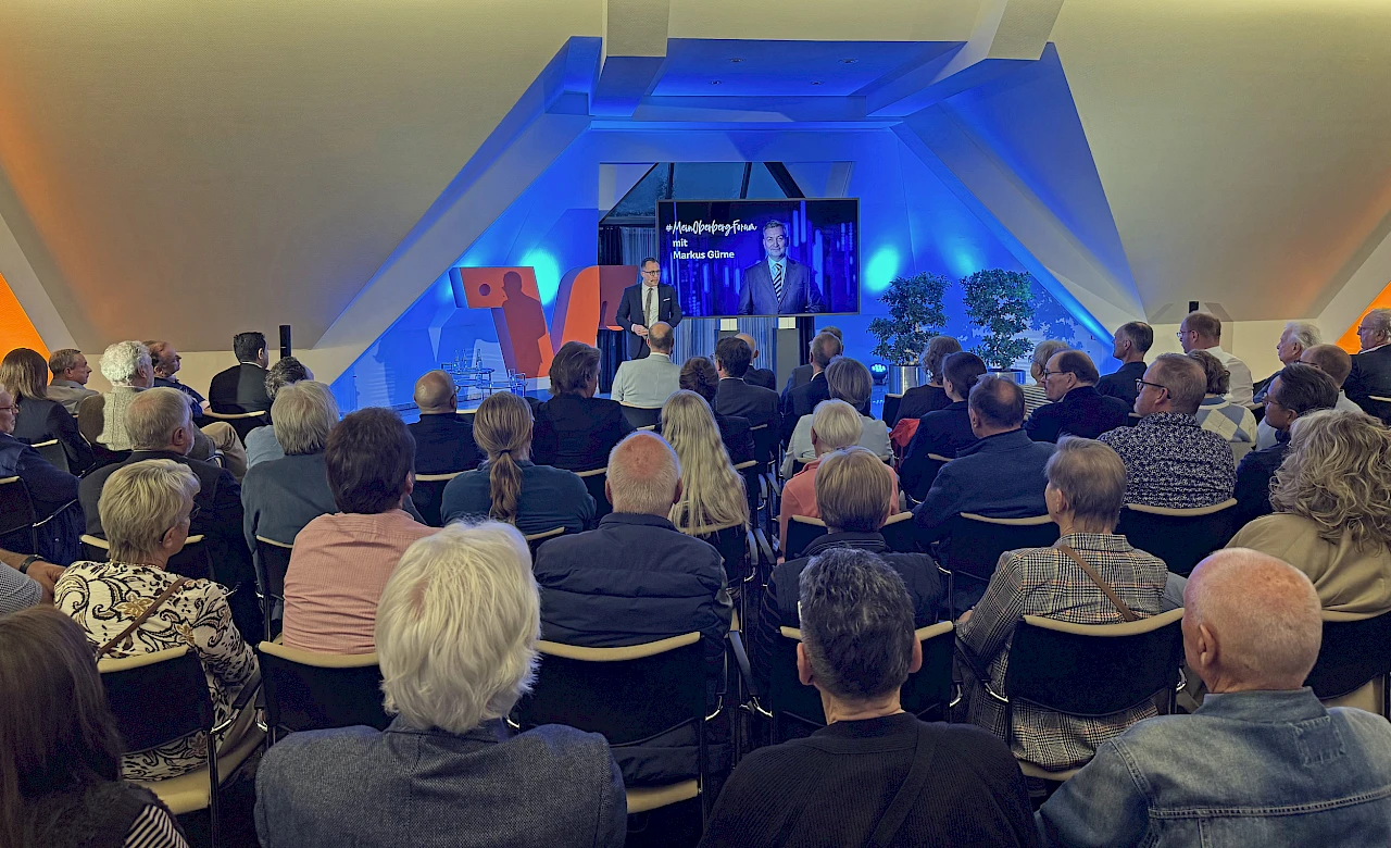 Blick in das voll besetzte Forum der Volksbank Oberberg in Wiehl während der Begrüßung durch den Vorstandsvorsitzenden Andreas Neumann.
